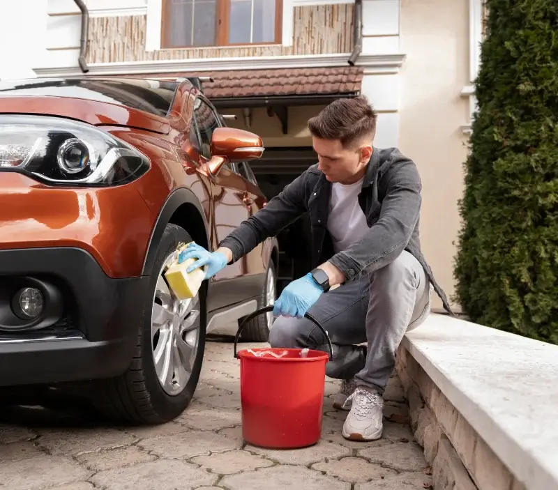 Lavage auto à domicile Ginestas : professionnel intervenant sur un véhicule